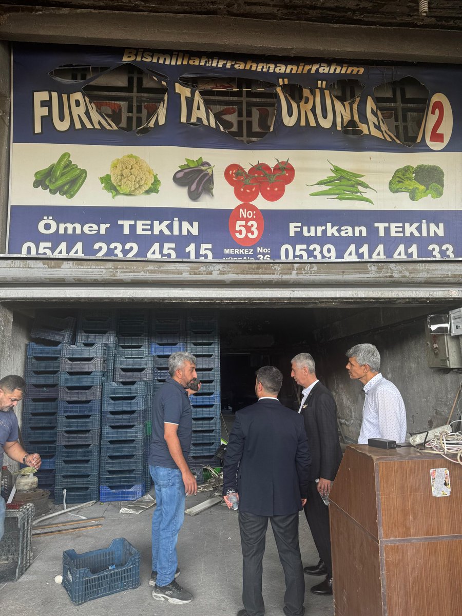 YusufOzbay_01's tweet photo. 📍Adana Sebze Hali
İlçe teşkilatımızla birlikte, çıkan yangın sonucu iş yeri hasar alan Sebze Hali değerli esnaflarından Zekeriya Tekin ve kardeşlerine ziyarette bulunup geçmiş olsun dileklerimizi ilettik.
#HÜDAPAR #Adana #Seyhan #Sebzehali
#Esnaf #Aile #Emek
#Helalkazanç https://t.co/QuZ60q5YtT
