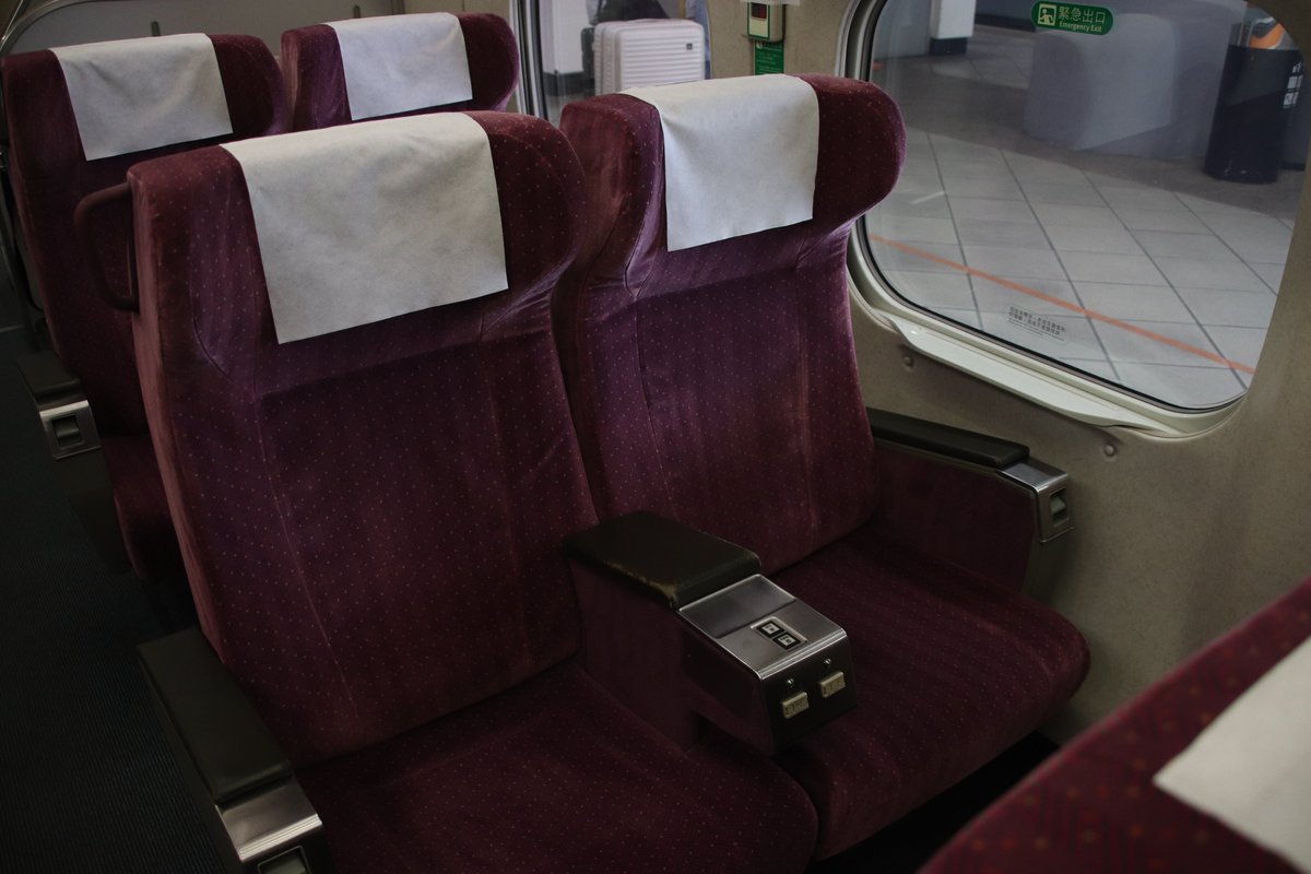 5000_EXPRESS's tweet photo. 台湾の新幹線こと台湾高鐵の商務車(グリーン車)に乗車。
現在活躍中の700T型は来年度から導入予定のN700ST型によって一部が廃車となる見込みで、700T型がたくさん見られる台湾高鐵もそろそろ見納めとなりそうです。
商務車ならではの軽食サービスも頂くことができました。 https://t.co/pt4PY4PDJw