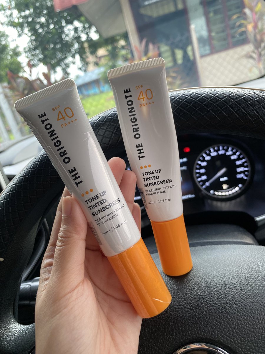 simaneh_'s tweet photo. Aku bukanlah skincare expert pon tapi antara semua skincare yang aku pernah cuba , sunscreen ni yang paling berbaloi untuk aku . Kulit glowing &amp; sekata je tau 🖤 https://t.co/w2w0oGOmAv