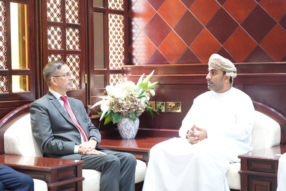 OCCI_BN's tweet photo. استقبل المهندس سعيد بن علي العبري، رئيس مجلس إدارة فرع غرفة تجارة وصناعة عُمان بمحافظة شمال الباطنة، سعادة دورناث آريال سفير جمهورية النيبال الديمقراطية الاتحادية المعتمد لدى سلطنة عُمان، وذلك في إطار تعزيز العلاقات الاقتصادية والتجارية بين البلدين الصديقين.

وجرى خلال اللقاء استعراض أبرز الفرص الاستثمارية المتاحة في سلطنة عُمان بوجهٍ عام، وفي محافظة شمال الباطنة على وجه الخصوص، مع تسليط الضوء على المقومات الاقتصادية التي تتمتع بها المحافظة وما توفره من بيئة جاذبة للاستثمار.

وأكد المهندس سعيد بن علي العبري أن مدينة صحار الصناعية، وميناء صحار، والمنطقة الحرة، تُعد من أبرز ركائز الجذب الاستثماري، لا سيما في ظل التوسع المستمر في البنية الاقتصادية وتطور البنية الأساسية لهذه المناطق، مشيرًا إلى ما تقدمه السلطنة من محفزات وتسهيلات تجارية داعمة للمستثمرين. كما دعا إلى تكثيف الجهود لتعزيز العلاقات التجارية بين سلطنة عُمان وجمهورية النيبال.