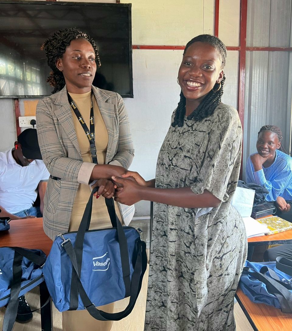 GoldenDigitalUG's tweet photo. 🏆 Recognizing Excellence!
Today, the Unilever team and Project Head @Jackie_ proudly rewarded our best-performing Brand Ambassadors from the Back-to-School Promo campaign.

Their dedication, passion, and outstanding execution continue to drive brand success and make an impact. https://t.co/UfSIMkcCis