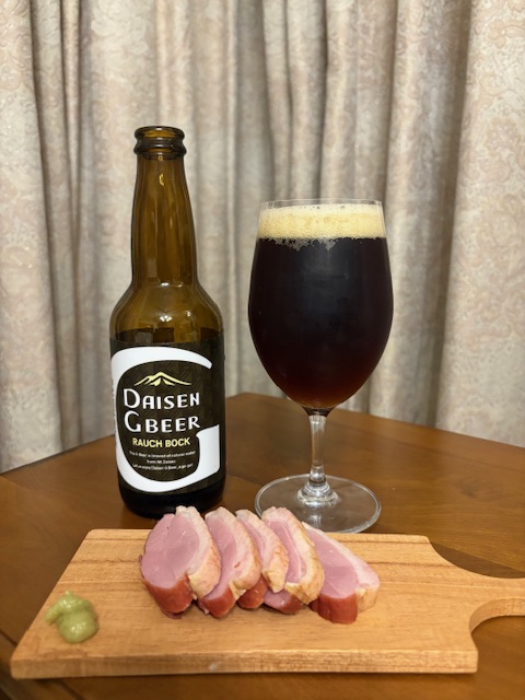 GBPandBEERS_001's tweet photo. 大山Gビール「ラオホボック」

7.5%

レーズン、小豆ぽさ、スモーク香が良く混じって立ち込めます
ブドウパンのような甘みあるもバーレーワイン程濃厚ではなく。コクはしっかり、後にスモーク、フルーツ的アロマ

燻製鴨肉とたいへん良く合いました😋 https://t.co/W51YH3jaUh