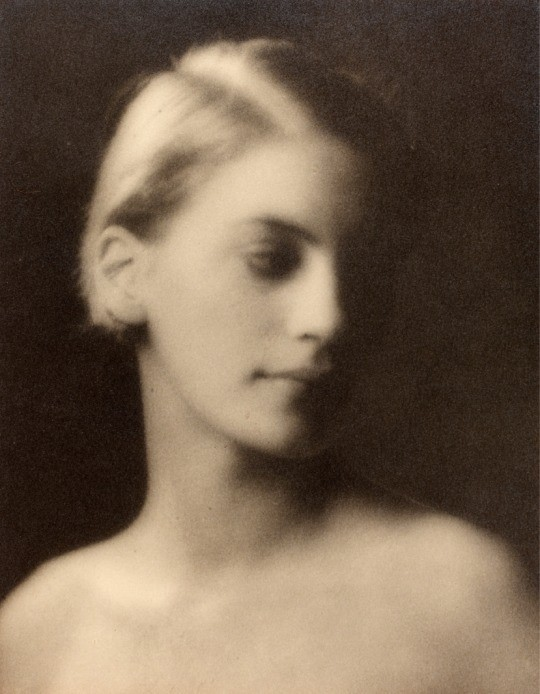 Bijousyntaxique's tweet photo. Arnold Genthe: Lee Miller, 1927 https://t.co/QCpnheQBli