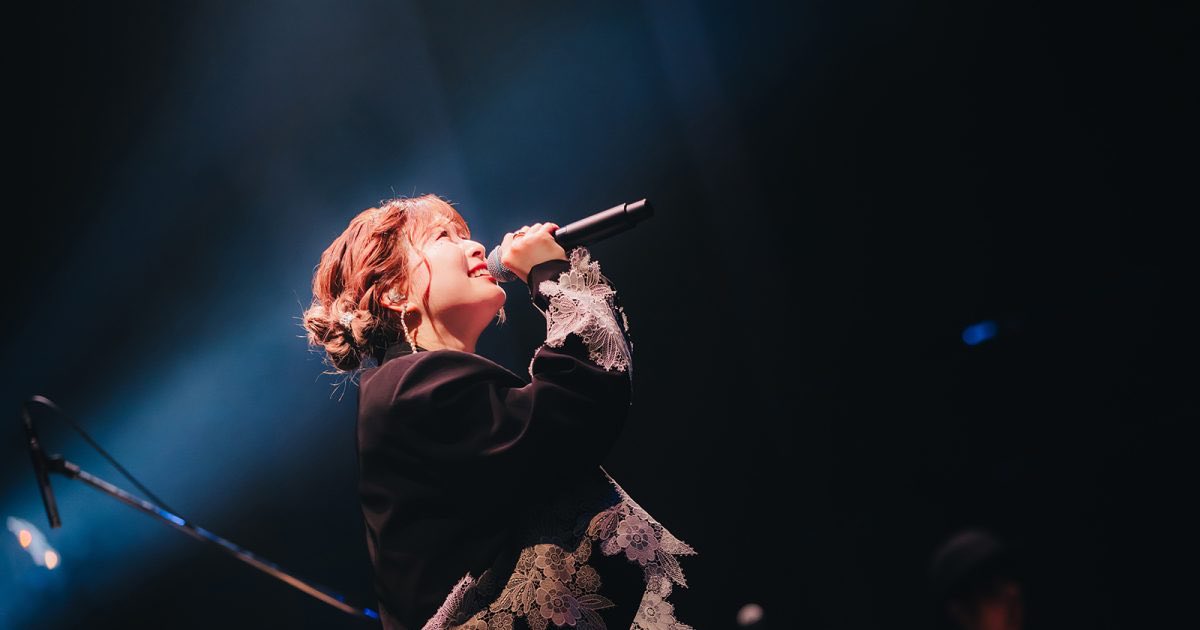 teichikujpop's tweet photo. 【#青山吉能】
𝑳𝑰𝑽𝑬 𝑹𝑬𝑷𝑶𝑹𝑻 📝

@LisAni_NEWS に登場💎#よぴえんつあー こと青山吉能 Birthday LIVE『明日、ふり合うも多生の縁。』のFINALの模様を写真と共にお届け✨
https://t.co/gMZ3sPXsmK
2部 セトリプレイリストも公開中ですので併せてお楽しみください🎧
https://t.co/bJPYlGHJWG https://t.co/Rc9CiR2Isc