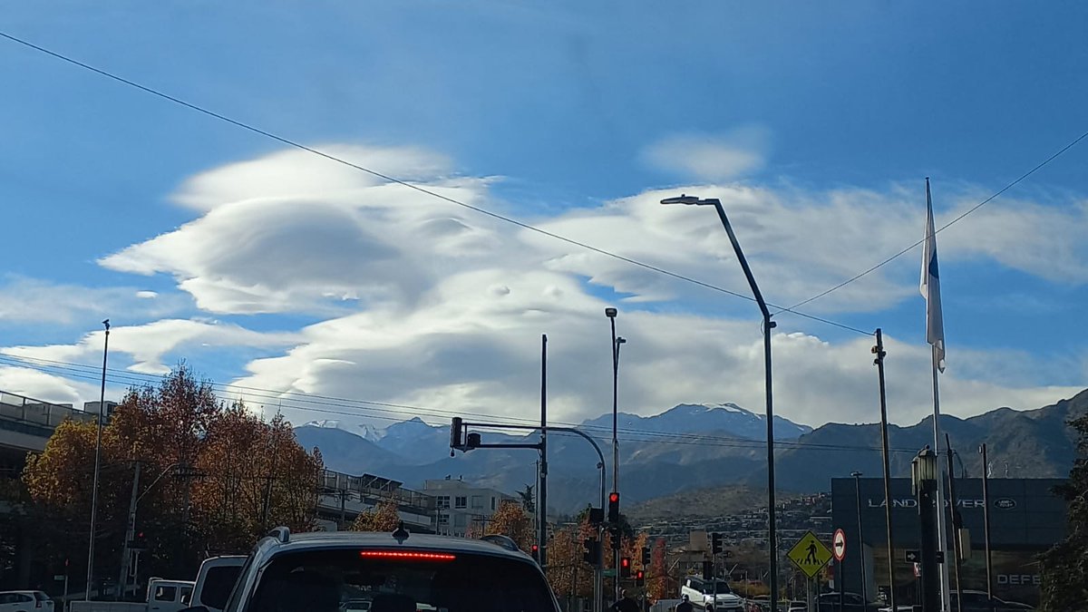 cristobalreus's tweet photo. Nubes lenticulares en cordillera desde la comuna de #LoBarnechea @franrubinstein @alegriagonzaa @nimbusmeteorol @Sepulinares https://t.co/awChgx7xgG