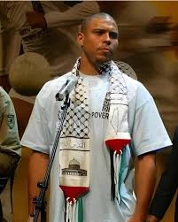 icardo8's tweet photo. La leyenda brasileña Ronaldo Nazário suelta una bomba:

"Lo que está ocurriendo en Gaza no es una guerra... es un exterminio sistemático de un pueblo atrapado en una jaula."
"El silencio del mundo es aterrador... y guardar silencio sobre esta brutalidad es un fracaso moral."
"No me callaré... nunca me callaré. Estoy con Gaza." 🔥🇧🇷🇵🇸