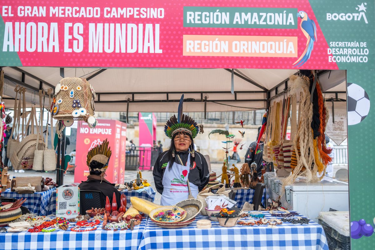 DesarrolloBta's tweet photo. #AquíSíPasa ¡La Plaza de Bolívar se llena de colores, sabores y el campo se toma la capital! 🇨🇴✨ 

Hoy y mañana viernes 05 de junio puedes recorrer toda Colombia en un solo lugar, porque el Gran Mercado Campesino ahora es MUNDIAL, y nuestros productores y productoras rurales de todo el país son el equipo Colombia. 🥦😍

Un equipo de campesinos y campesinas que lo dejan todo en la tierra, para traerte los alimentos más frescos, exóticos, saludables y a gran precio. 🧑‍🌾👩‍🌾

No te quedes por fuera de este partidazo, (porque también tenemos espacio para un 'picadito'). ⚽️ 😅

⏰ 7 a.m. a 5.p.m

¡Ven, apoya todas las regiones, disfruta la oferta cultural  y activa el campo! 🌽🌾