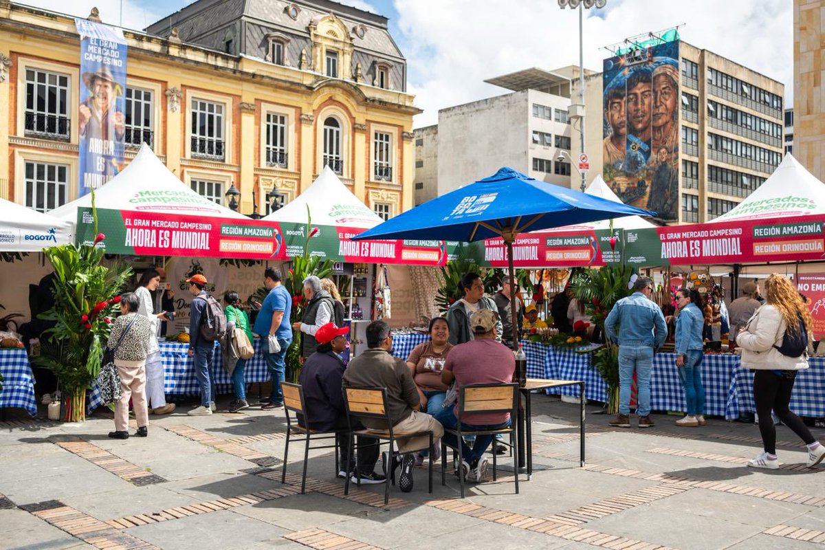 DesarrolloBta's tweet photo. #AquíSíPasa ¡La Plaza de Bolívar se llena de colores, sabores y el campo se toma la capital! 🇨🇴✨ 

Hoy y mañana viernes 05 de junio puedes recorrer toda Colombia en un solo lugar, porque el Gran Mercado Campesino ahora es MUNDIAL, y nuestros productores y productoras rurales de todo el país son el equipo Colombia. 🥦😍

Un equipo de campesinos y campesinas que lo dejan todo en la tierra, para traerte los alimentos más frescos, exóticos, saludables y a gran precio. 🧑‍🌾👩‍🌾

No te quedes por fuera de este partidazo, (porque también tenemos espacio para un 'picadito'). ⚽️ 😅

⏰ 7 a.m. a 5.p.m

¡Ven, apoya todas las regiones, disfruta la oferta cultural  y activa el campo! 🌽🌾