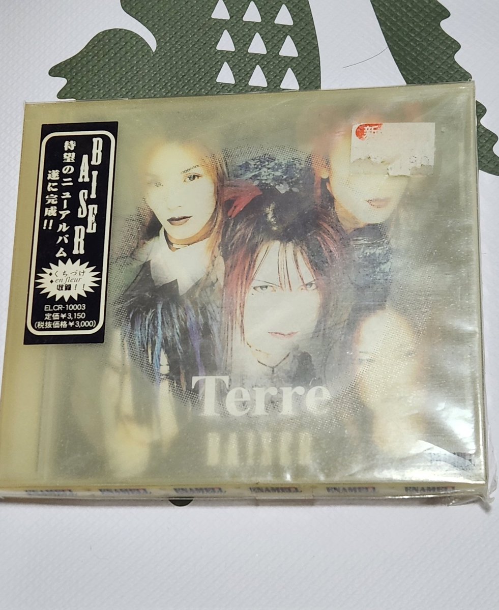 90visualkei's tweet photo. 仕事で小学生に「おばあちゃんと同い年！」って言われて帰りに老人ホームを調べながら帰った私ですが、
もしホームに行くならCD10枚だけね！っていわれたら何にするか考えてしまった

でも先生！画像的に並び悪いから12枚でいいですか！
あと先生！BAISERは前期も後期も選べないので両方いいですか！ https://t.co/WLkWTGetgt