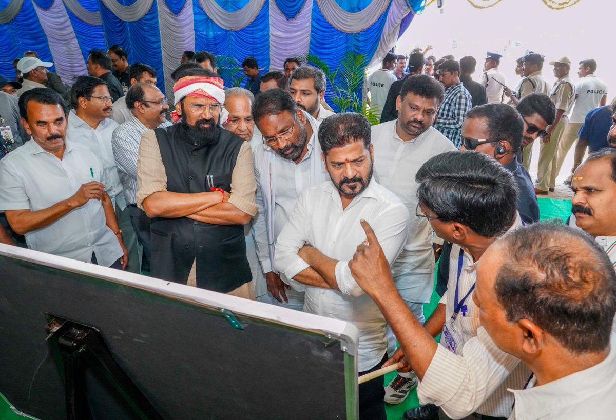 revanth_anumula's tweet photo. ఉమ్మడి పాలమూరు జిల్లా పరిధిలోని, నా మానస పుత్రిక మక్తల్-నారాయణపేట-కొడంగల్ ఎత్తిపోతల పథకం పనులను పరిశీలించాను.

#Makthal
#Narayanpet
#Kodangal
#PalamuruProgress
#IrrigationForFarmers
#KrishnaWater
#PrajaPalana
#TelanganaGrowth https://t.co/rBcPpRbZTa