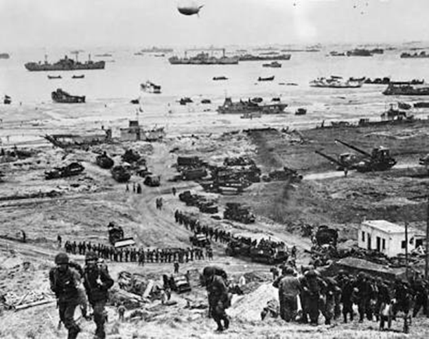 MarlenaMalag's tweet photo. 🪖6 czerwca 1944 roku zmienił losy świata. 
82 lata temu na plażach Normandii rozpoczęła się operacja Overlord – największy desant morski w historii.
W operacji D-Day walczyli także Polacy 🇵🇱. Polscy piloci z dywizjonów RAF osłaniali niebo, a żołnierze marynarki wojennej z okrętów ORP Błyskawica, Piorun czy Dragon wspierali desant z morza. Dziś wspominamy odwagę, poświęcenie i niezłomność alianckich żołnierzy, którzy przynieśli Europie wolność Cześć Ich pamięci! 🛩️⚓ #DDay #DDay82