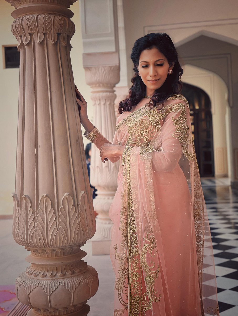 thedesibeauty's tweet photo. When she is

In India                                               In Australia https://t.co/8RVVoJZ2As