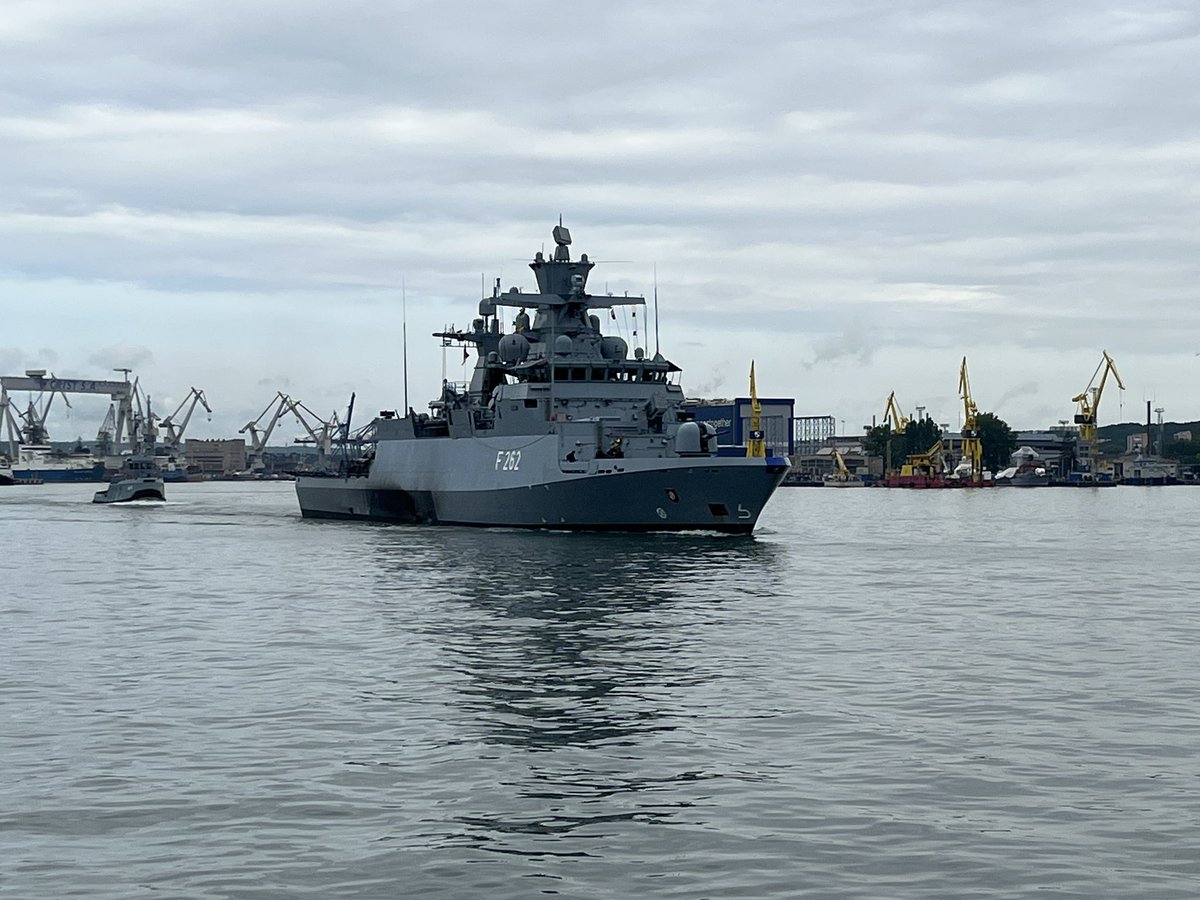 raf_kaminski's tweet photo. Dziś pracowicie, kilka godzin w Porcie Gdynia, obserwując i robiąc materiał z wyjścia na ćwiczenia okrętów NATO. Było co śledzić, pogoda też dopisała.
#BALTOPS
https://t.co/nMVL63hkvK https://t.co/Lpd3ysmE26