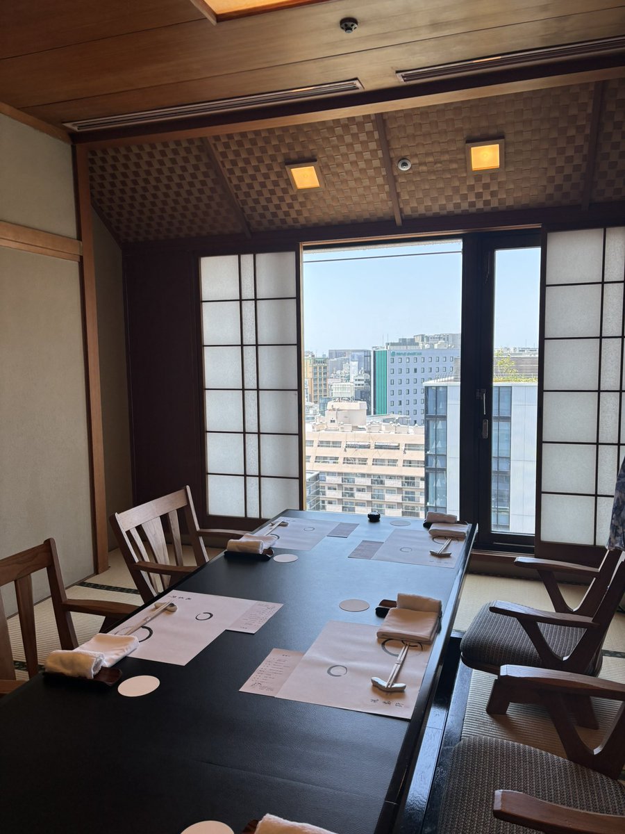 issshiki's tweet photo. (20巻で出てくる)モデルになったと思われるお店に行ってきました。
お料理はもちろんめちゃくちゃおいしくて最高でした…… https://t.co/XQeD3ev2bo