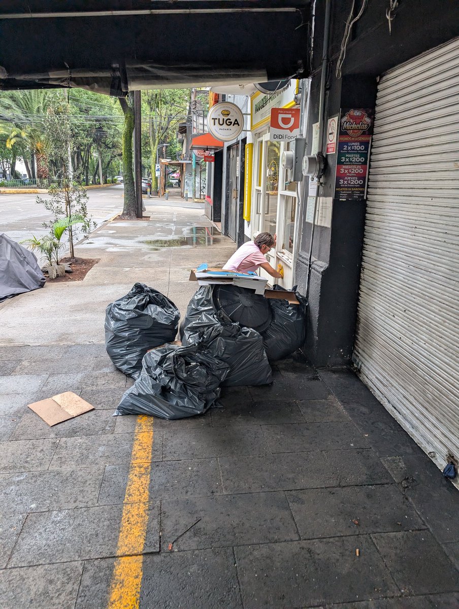guayo44's tweet photo. Solicito a usted persona servidora pública @erikayazminrg de la gloriosa @AlcCuauhtemocMx su intervención oportuna para erradicar estas malas prácticas que ponen en riesgo la salud de los bien aventurados vecinos de la demarcación. Así si? Calle A
 Reyes 171. https://t.co/rVuZ4B4LIm