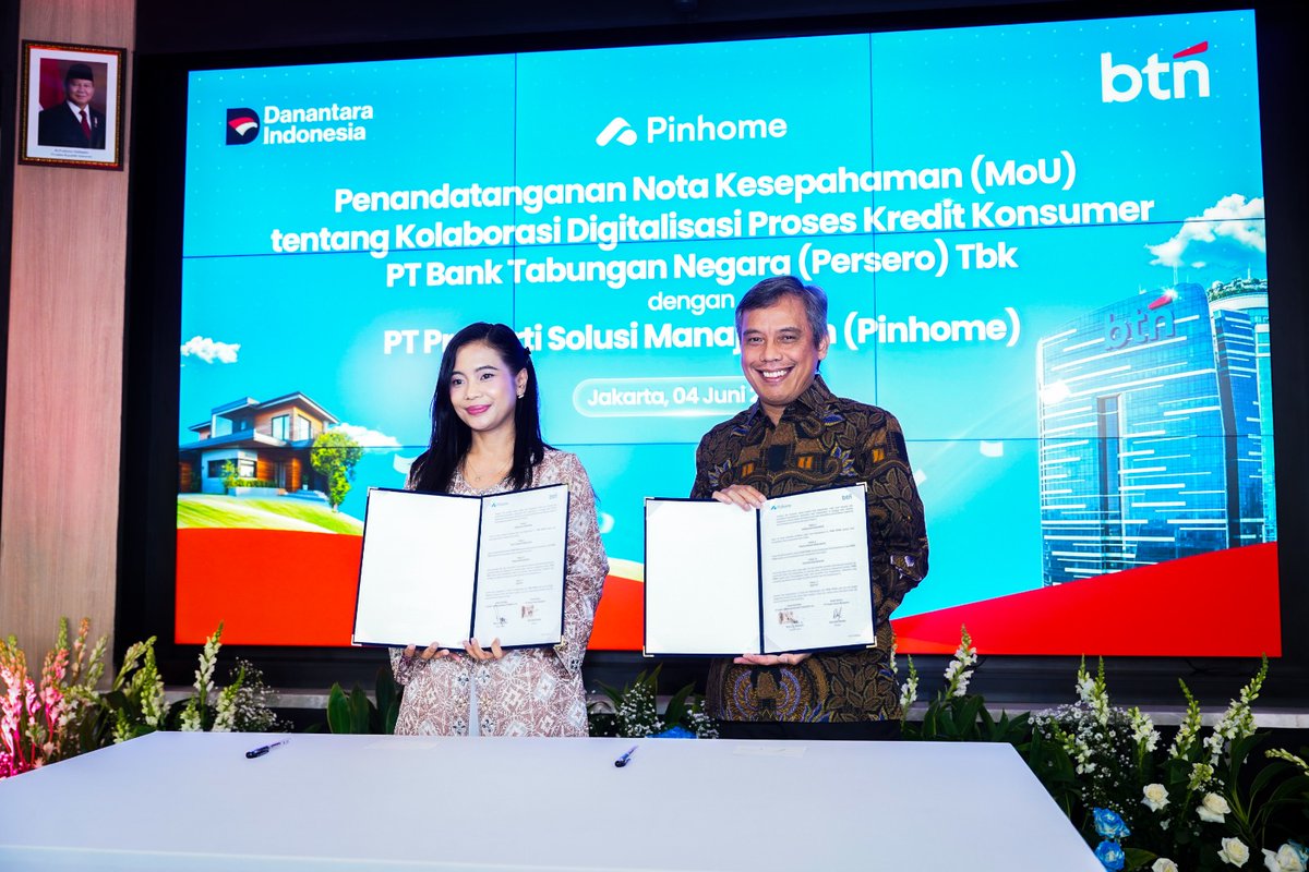 ceo_btn's tweet photo. Transformasi industri perbankan dan properti menuntut kita untuk beradaptasi terhadap cara masyarakat mencari hunian dan mengakses layanan keuangan.

Bersama Ibu Dayu Dara Permata, CEO Founder Pinhome, saya menandatangani Nota Kesepahaman (MoU) antara BTN dan Pinhome. https://t.co/nN4lJ9iuLD
