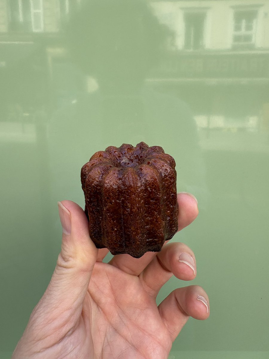 LesTasters's tweet photo. Le cannelé est de retour ! En 2 tailles maxi ou mini mais avec beaucoup d’intensité. Hyper croquant et bien dense au centre (et cuit). Le tonka calva est long en bouche. 3 choix et du café de spécialité. Coco cannelé https://t.co/TsWjxQ7WFT https://t.co/5y78rCRZcR