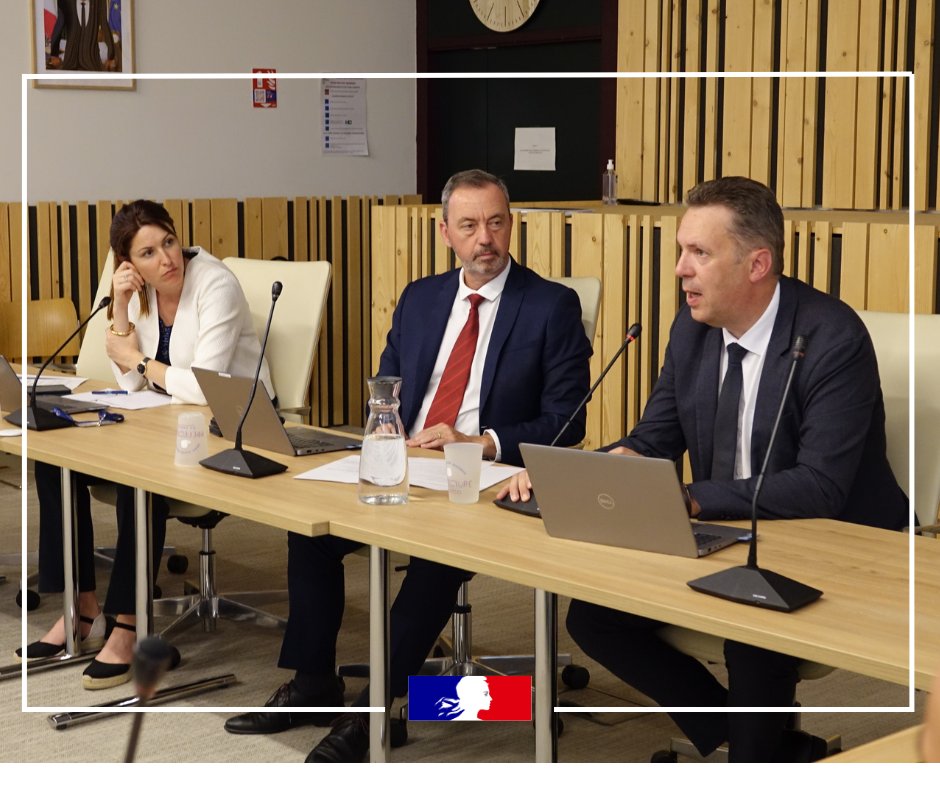 Prefet_15's tweet photo. [Lancement du #RRF dans le Cantal ]

➡️Communiquer pendant la gestion d’une crise de manière fiable, sécurisée en très haut débit et même dans les zones grises, pour tous les services de secours et de sécurité est un enjeu pour notre territoire.
✅L’ACMOSS, agence des communications mobiles opérationnelles de sécurité et de secours a présenté le dispositif “réseau radio du futur” RRF à l’ensemble des acteurs de la gestion de crise du département du Cantal.
👌Première étape dans le département du Cantal avec déjà 35 équipements déployés au @SDISduCantal 

#ACMOSS