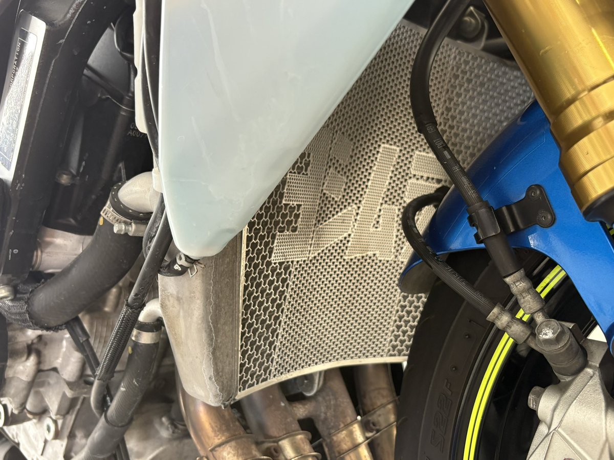 koki050519's tweet photo. ラジエターガード付けて、クーラント交換！色は車体に合わせて一応青笑　カウルの爪折り、めちゃくちゃこぼして萎えました笑　ポップヨシムラかっこいい😎 https://t.co/zdO1Jl9AcP