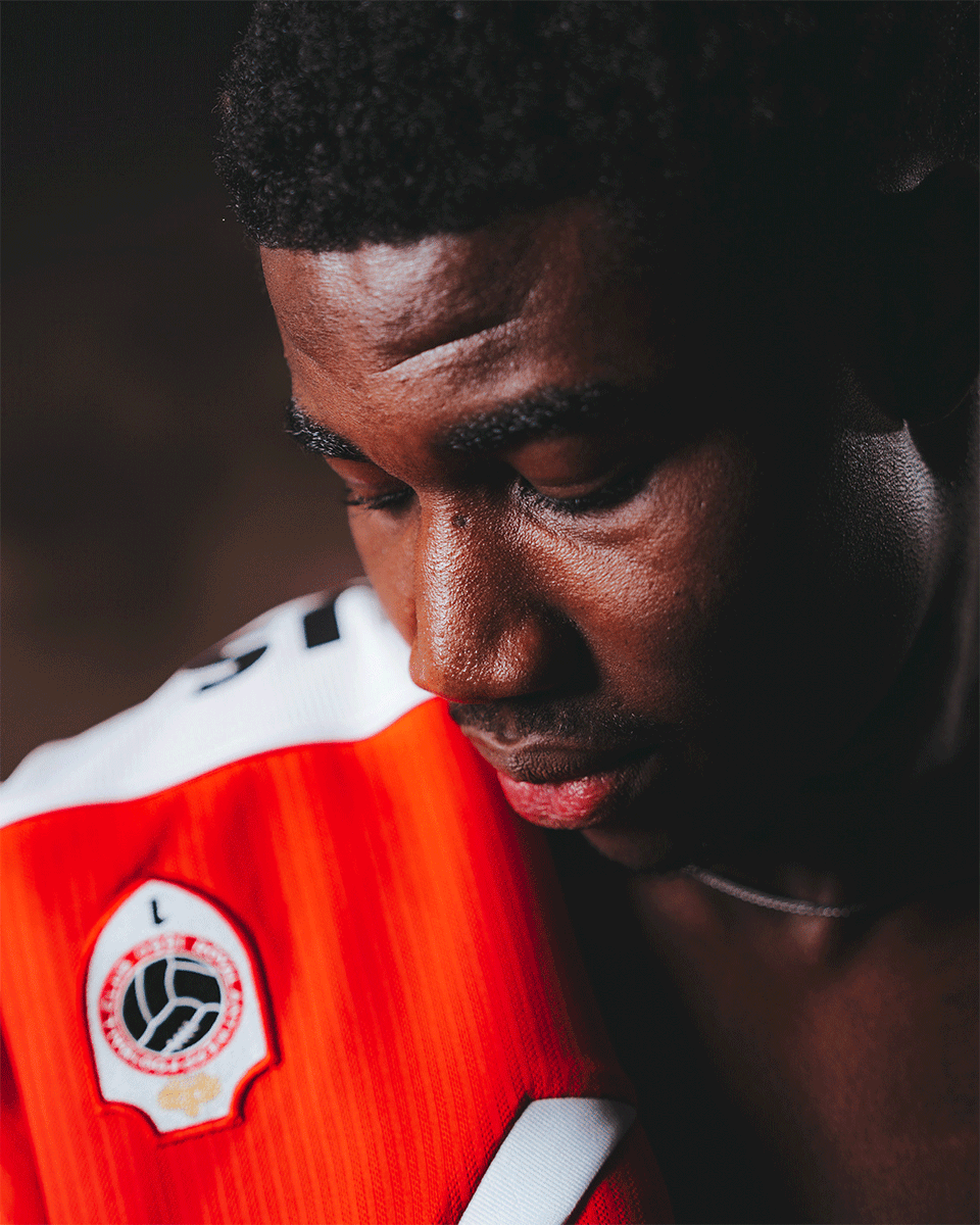 official_rafc's tweet photo. Narh (18) is een stevige Ghanese centrumspits die overkomt van Diamond Seed Sporting Club. Luis tekent een contract van vier jaar met optie op de Bosuil. https://t.co/DeG5HG6DsH