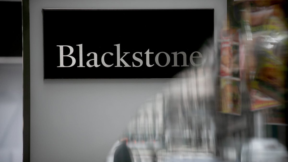 QuantBuilderAI's tweet photo. https://t.co/aGlO7pTz7N

"Blackstone restricts flagship fund withdrawals as private asset fears reemerge"

Blackstone limits withdrawals from its flagship fund amid rising investor concerns over liquidity pressures in private markets.

Redemption requests hit 10% in Q2. - per CNBC

#stocks #investing #fyp #business #finance