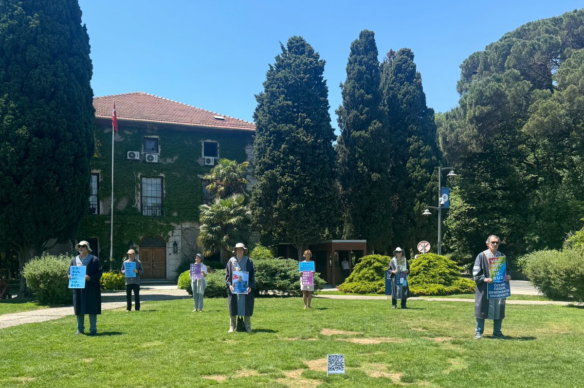 yunusunbabasi's tweet photo. 3 Haziran 2026 Boğaziçi Üniversitesi Akademisyenleri Nöbeti no. 1322. Direnişin 6. yılı/1977. günü @UniBogazici #KabulEtmiyoruzVazgeçmiyoruz
June 3, 2026 Bogazici University Faculty Vigil #1322/6th year/1977th day of the resistance @unibogazici_en #WeDoNotAcceptWeDoNotGiveUp https://t.co/EE8sVNQ1IR