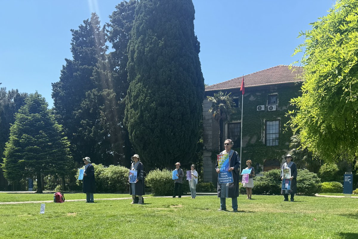 yunusunbabasi's tweet photo. 3 Haziran 2026 Boğaziçi Üniversitesi Akademisyenleri Nöbeti no. 1322. Direnişin 6. yılı/1977. günü @UniBogazici #KabulEtmiyoruzVazgeçmiyoruz
June 3, 2026 Bogazici University Faculty Vigil #1322/6th year/1977th day of the resistance @unibogazici_en #WeDoNotAcceptWeDoNotGiveUp https://t.co/EE8sVNQ1IR