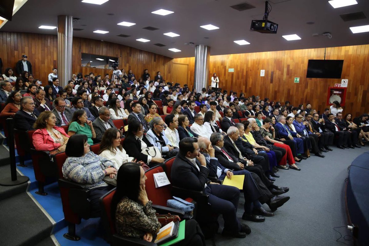 2911Hector's tweet photo. Hoy quisiera recomendarles una buena lectura, el libro “Hibridismo Constitucional” escrito por el Doctor Eduardo Andrade y al que tuve el honor de estar presente en su presentación.
La obra propone una reflexión en la evolución de la constitución. https://t.co/Xr7mXM4vEq