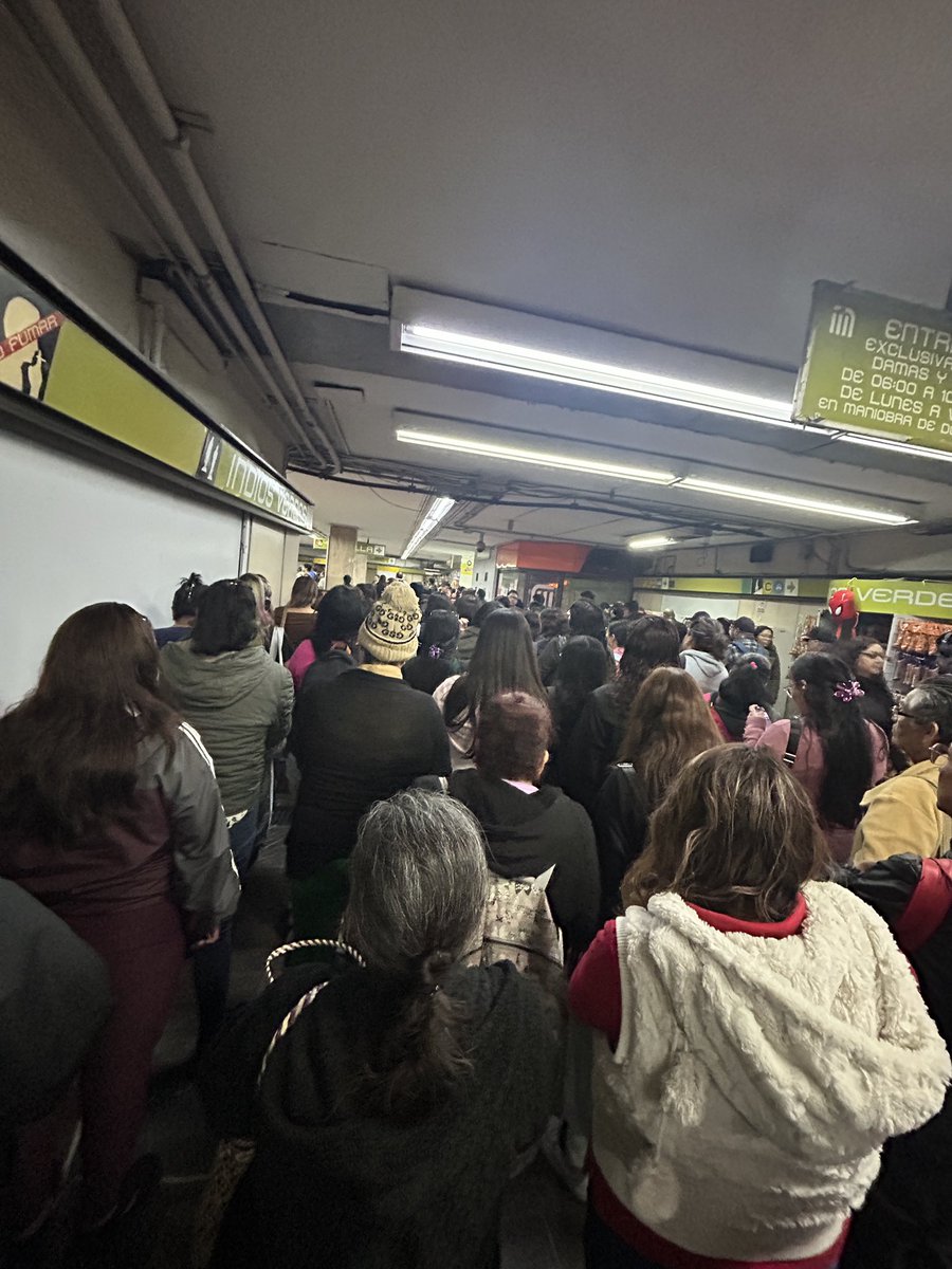 papasmoradas's tweet photo. oye @MetroCDMX, ¿por qué cerraron metro indios verdes? https://t.co/lXJ1Ta3KYV