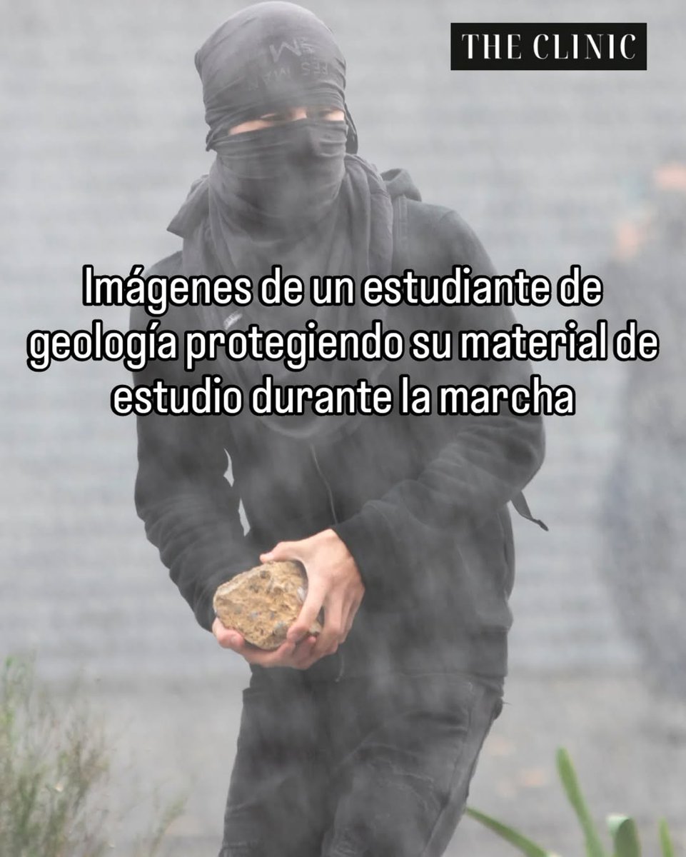 imagenesymas01's tweet photo. Un estudiante ejerciendo su derecho a estudiar y entregando su material de estudio a una compañera directamente a la cara. #Confech #IzquierdaMiserableLadronaTerroristaYMentirosa #IzquierdaNuncaMás #ProscribirAlPc https://t.co/DQHNjuJ8uT