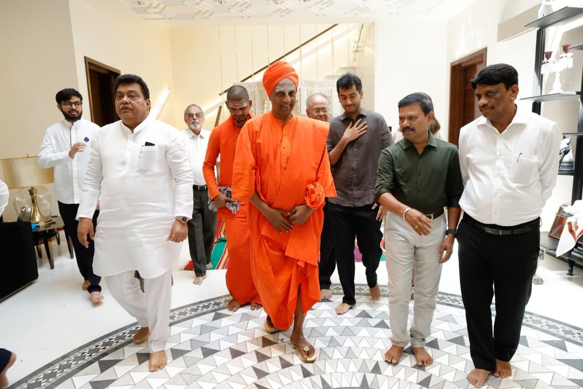 BMPatilOfficial's tweet photo. ತುಮಕೂರು ಸಮೀಪದ ಶ್ರೀ ಸಿದ್ಧಗಂಗಾ ಮಠದ ಪೀಠಾಧಿಪತಿಗಳಾದ ಪರಮಪೂಜ್ಯ ಶ್ರೀ ಶ್ರೀ ಶ್ರೀ ಸಿದ್ಧಲಿಂಗ ಮಹಾಸ್ವಾಮೀಜಿಯವರು ಇಂದು ಬೆಂಗಳೂರಿನ ನಮ್ಮ ನಿವಾಸಕ್ಕೆ ಆಗಮಿಸಿದ್ದು, ಅವರನ್ನು ನನ್ನ ತಾಯಿ-ತಂದೆ ಹಾಗೂ ಸಹೋದರನೊಂದಿಗೆ ಭಕ್ತಿಪೂರ್ವಕವಾಗಿ ಸ್ವಾಗತಿಸಿ, ಗುರುವಂದನೆ ಸಲ್ಲಿಸಿ ಆಶೀರ್ವಾದ ಪಡೆದುಕೊಂಡೆವು.

ವಿಶ್ವಗುರು ಬಸವಣ್ಣನವರ ಸಮಾನತೆ, ಕಾಯಕ ಮತ್ತು ದಾಸೋಹದ ತತ್ವಗಳನ್ನು ಜನಮಾನಸದಲ್ಲಿ ಬಿತ್ತುವಲ್ಲಿ ಪೂಜ್ಯರು ಮಹತ್ತರ ಪಾತ್ರ ವಹಿಸುತ್ತಿದ್ದು, ಶರಣ ಸಂಸ್ಕೃತಿಯ ಮೌಲ್ಯಗಳನ್ನು ಮುಂದಿನ ಪೀಳಿಗೆಗೆ ಪರಿಚಯಿಸಿ ಬೆಳೆಸುವ ಕಾರ್ಯದಲ್ಲಿ ನಿರಂತರವಾಗಿ ತೊಡಗಿಸಿಕೊಂಡಿದ್ದಾರೆ. 

ಪೂಜ್ಯ ಗುರುಗಳ ಆಗಮನವು ನಮ್ಮೆಲ್ಲರಿಗೂ ಅಪಾರ ಸಂತಸ ಮತ್ತು ಸ್ಫೂರ್ತಿಯನ್ನು ನೀಡಿದೆ
