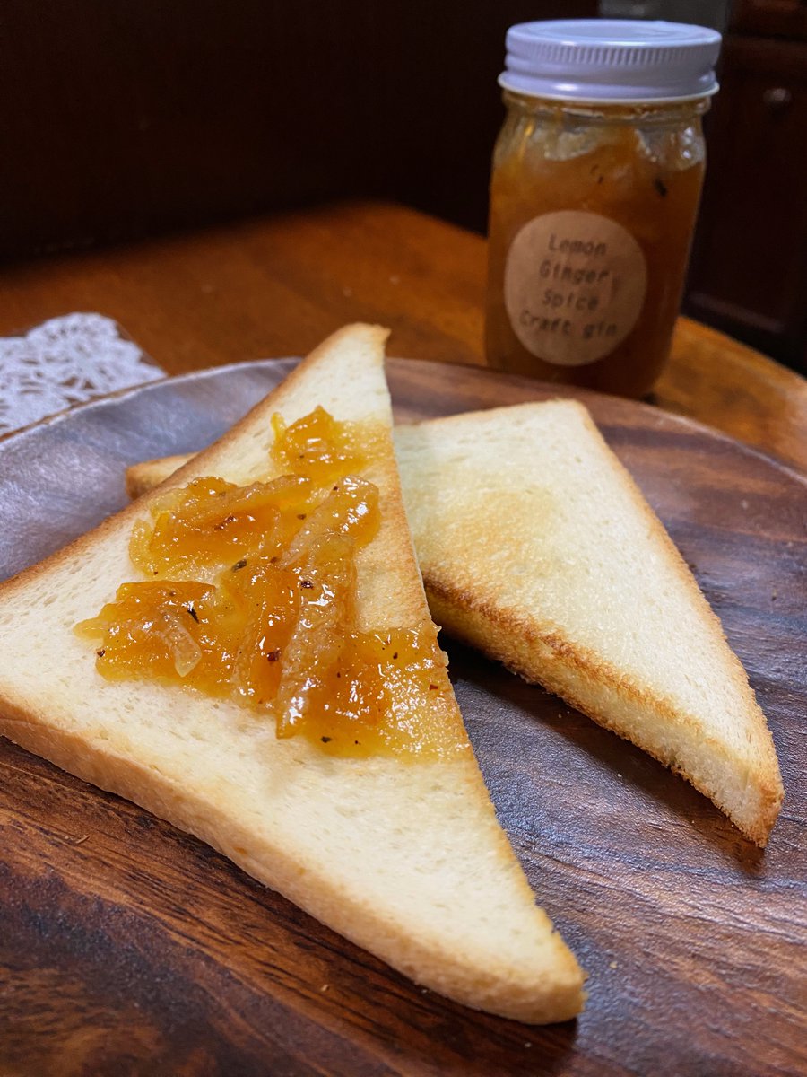 fujiz7's tweet photo. 双子蒸留所-FUTAGO DISTILLERY-で購入したジャム(コンフィチュール？)が美味しい(๑´ڡ`๑)お店オリジナルのクラフトジン「KWELI」を使っているらしく、レモンのビターさとジンジャーの辛み、スパイスと相まってオトナな味わい♬これはリピ確定です(  ｰ̀֊ｰ́)و https://t.co/8UUQN75Bvv