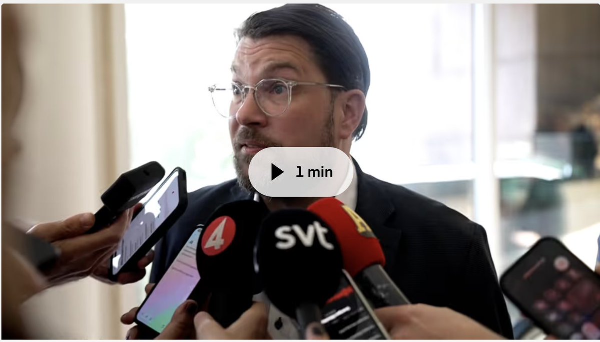 Macromsky's tweet photo. Jimmie vs Nooshi om den senaste veckans händelser i respektive parti.
Kolla mikrofonerna från pressen. 🤔
#svpol https://t.co/KwNrSct57y