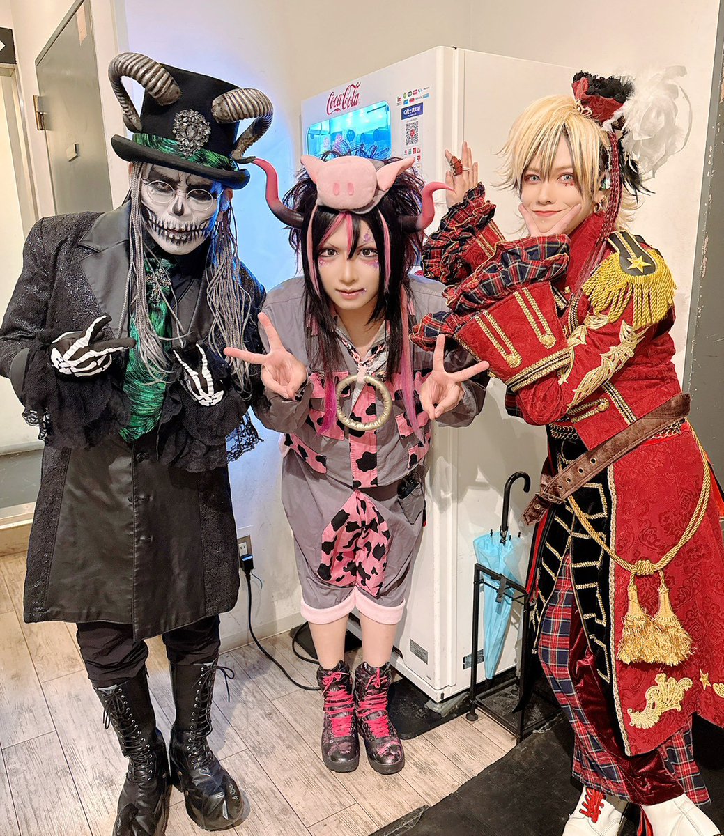ensokuchan's tweet photo. 2026.6.4(木)高田馬場CLUB PHASE
「東京えんそくランド」
えんそくとリートとべびきんじゃ完全に遊園地じゃん！セトリ

とってもマッケンロー
イン・ザ・マリオワールド
　MC
ｂ(部品欠損あり)
飛び出すメガネ
https://t.co/T8Dz0MnSsC
　MC
クライド＆クライド
新未来工場キメラ21
https://t.co/FPUEiVNSlQ
　SMC
TDL
はたらくのりもの王
マルチバース・オブ・ザ・デッド

【みんなでアンコール】
メメメント・メメモリィ

ボーカル3人のOPトークから始まりアンコールまでみーんな楽しかったよね！
(でも下ネタの件は豚がかわいそうだから忘れてあげてね！)
