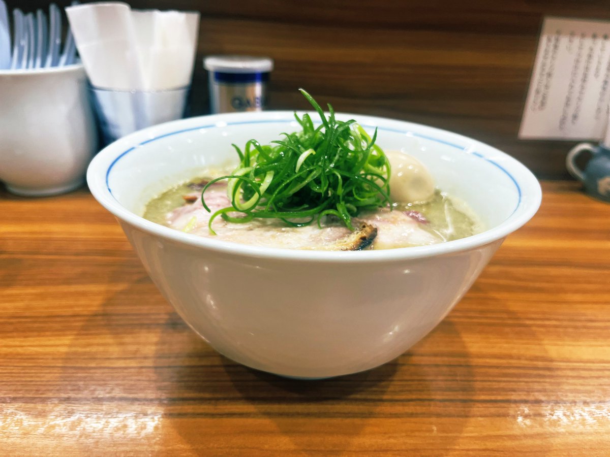 kobe_ramen_club's tweet photo. 今まで食べた煮干しの中で一番好み😋
三河屋製麺のストレート麺に煮干しの
旨味がガツンと効いた濃厚スープがベストマッチ🫰特に炭火焼チャーシューがボリューム満点💯めちゃくちゃ旨かった💘🤤
リピ確定です🙏
【炭火焼きチャーシューそば】
・奥久慈卵の味玉
#中華そば西川
#どさんこ東京ラーメン部 https://t.co/Od63bZXyZi