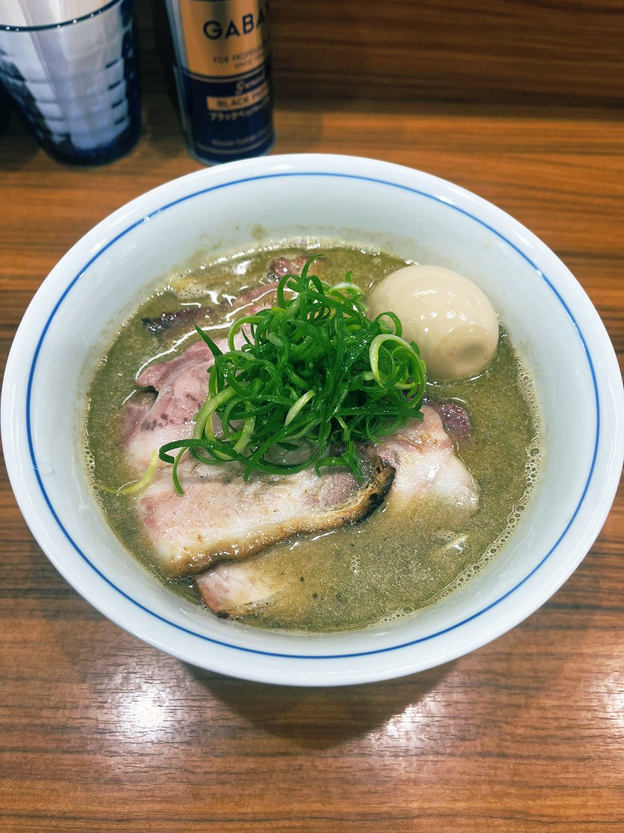 kobe_ramen_club's tweet photo. 今まで食べた煮干しの中で一番好み😋
三河屋製麺のストレート麺に煮干しの
旨味がガツンと効いた濃厚スープがベストマッチ🫰特に炭火焼チャーシューがボリューム満点💯めちゃくちゃ旨かった💘🤤
リピ確定です🙏
【炭火焼きチャーシューそば】
・奥久慈卵の味玉
#中華そば西川
#どさんこ東京ラーメン部 https://t.co/Od63bZXyZi