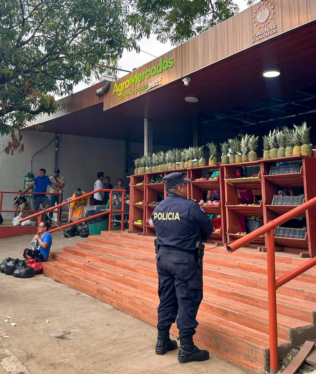PNCSV's tweet photo. La jornada comienza desde muy temprano en los agromercados, donde la población acude para adquirir productos de la canasta básica.

🥬 San Miguel Centro
🍒 Ahuachapán Centro
🥭 La Libertad Centro
🌽Santa Ana Centro

Mientras comerciantes y compradores desarrollan sus actividades, nuestros policías garantizan el orden y la seguridad en cada establecimiento.

#PlanControlTerritorial