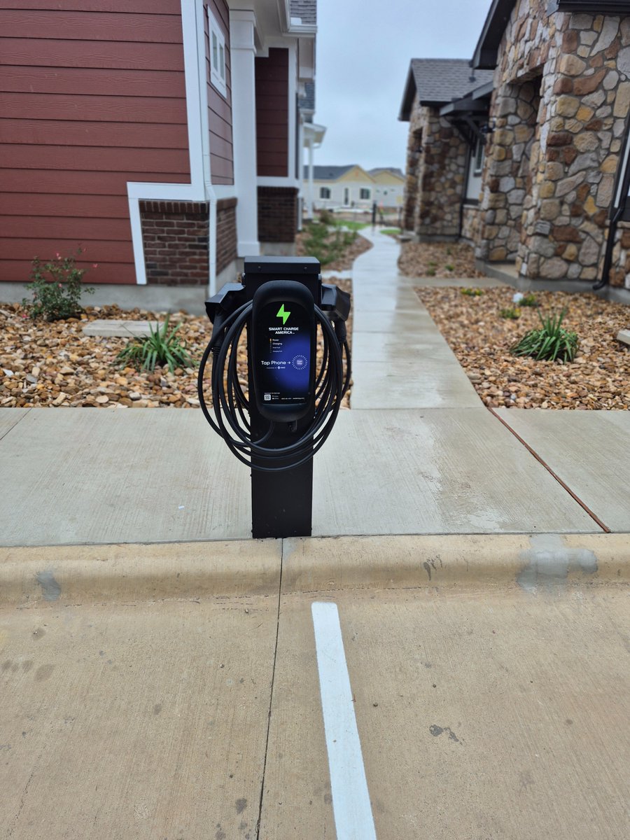 SmartChargeUSA's tweet photo. Rain or shine, Smart Charge America gets the job done! ⚡
#EVCharging #SmartChargeAmerica #EVInfrastructure https://t.co/jm2NgvcLYf