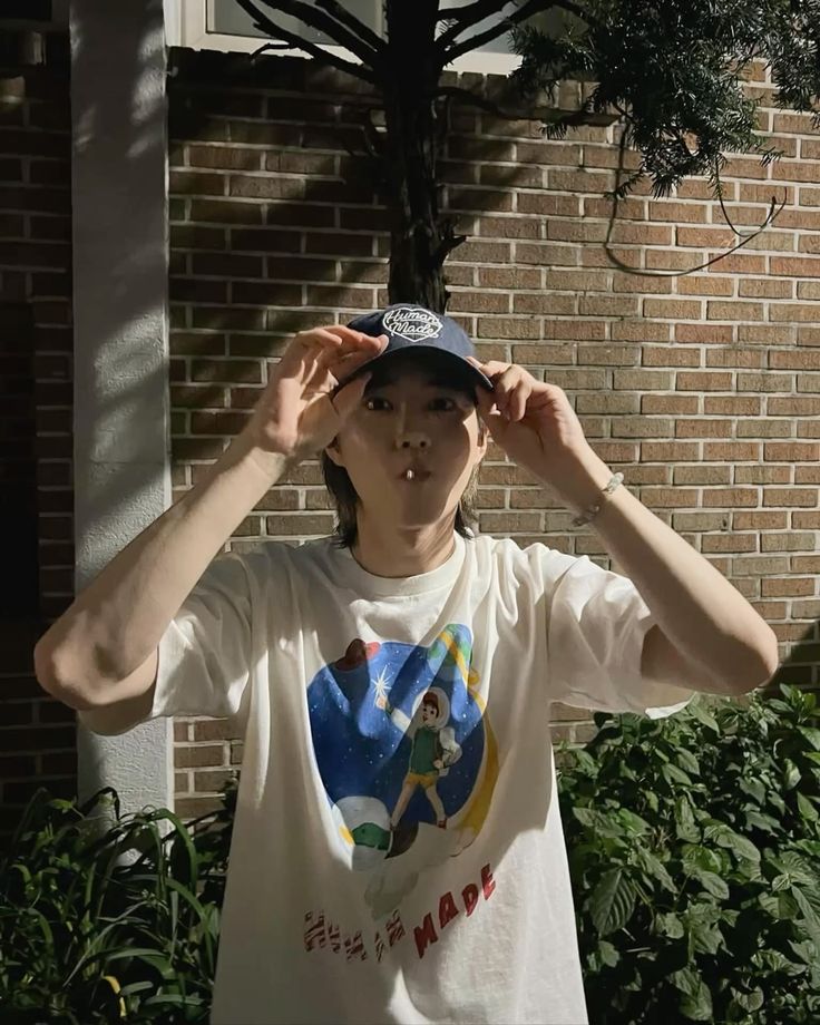 chikrabit's tweet photo. 장발에 모자쓰시면 뒷머리 보이는걸 너무좋아함. 진짜 집앞막나온것같고... 거기에그냥 후리한 반팔이라정말집앞데이트하는느낌나고그냥조으네막... https://t.co/9pojWsYnl2