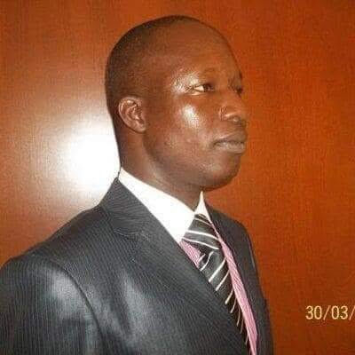 EsBi_Media's tweet photo. 🛑JUSTICE - AFFAIRE MARTINEZ ZOGO : POURQUOI AMOUGOU BELINGA A T-IL EFFACÉ 26 ÉCHANGES WHATSAPP AVEC JUSTIN DANWÉ ?

Dans le cadre du procès sur l'assassinat du journaliste Martinez Zogo, l'analyse des données mobiles est devenue le point d'ancrage de l'accusation. Entre le 13 et le 23 janvier 2023 une fenêtre temporelle qui encadre précisément l’enlèvement, la torture et la découverte du corps du directeur d'Amplitude FM, les téléphones de l’homme d’affaires Jean-Pierre Amougou Belinga et du lieutenant-colonel Justin Danwé ont enregistré une activité frénétique : 26 appels audio et vidéo WhatsApp, doublés de messages et de fichiers immédiatement supprimés. Alors que Justin Danwé, ancien directeur des opérations de la Direction générale de la recherche extérieure (DGRE), a reconnu avoir constitué le commando et piloté l’opération, la suppression systématique de ces communications soulève une question centrale : que cherchait-on à dissimuler à l’approche du dénouement macabre ? Les constatations techniques de l'expertise numérique mettent en évidence une corrélation directe entre les moments clés du crime et les vagues d'effacement de données. L'avant-capture (13 - 16 janvier) : Les flux s'intensifient. L'accusation soutient que cette période correspond à la phase de filature et de planification logistique.

Le jour du rapt (17 janvier) : Martinez Zogo est enlevé en banlieue de Yaoundé. C'est durant cette phase critique que les contacts numériques s'accélèrent, suivis des premières actions de nettoyage des terminaux. L'après-crime (22 - 23 janvier) : Le corps est officiellement découvert le 22 janvier. Le lendemain, les derniers relevés pointent une purge définitive des historiques de discussion. Si l'application WhatsApp chiffre les messages de bout en bout (empêchant l'interception en temps réel), l'extraction physique des téléphones par les experts judiciaires a permis de reconstruire les métadonnées : les heures exactes, la durée des appels, le volume des fichiers échangés et, surtout, les traces d'éradication des logs. Face aux juges du tribunal militaire, l'enjeu des débats ne réside plus dans l'existence de ces échanges, désormais prouvée, mais dans leur nature. La suppression systématique par Amougou Belinga, soupçonné d'être le principal commanditaire, répond à des objectifs précis selon l'analyse du dossier : Dans une opération impliquant des agents des services de renseignement d'État, la structure de commandement exige une étanchéité totale. Effacer les messages visait à rompre le lien de subordination direct entre l'homme d'affaires et l'exécuteur des opérations de la DGRE, empêchant la justice de remonter jusqu'au sommet de la pyramide. 

Justin Danwé a affirmé avoir rendu compte de l'avancée de l'opération. Les fichiers supprimés (images, vidéos ou notes vocales) dans la foulée des appels pourraient correspondre à des preuves de l'interrogatoire ou de la mise hors d'état de nuire du journaliste, envoyées en temps réel à Yaoundé. Le corps de Martinez Zogo a été abandonné à Ebogo après avoir subi des sévices extrêmes. Les derniers échanges du 23 janvier correspondent au moment où l'affaire est devenue publique. Supprimer les messages à cet instant précis indique une volonté manifeste de détruire les instructions de repli et de dissimulation du commando. En droit criminel, la destruction délibérée d'éléments de preuve à l'aide d'outils numériques constitue souvent un indice de culpabilité tout aussi lourd que le contenu de la preuve elle-même. Pour la défense de Jean-Pierre Amougou Belinga, qui a toujours clamé son innocence en affirmant n'avoir aucun lien avec la mort du journaliste, la mise en lumière de ces 26 appels cryptés suivis de purges chirurgicales fragilise la ligne de défense. L'expertise numérique a transformé le procès : elle a comblé le vide laissé par les messages effacés en démontrant une complicité de temps et d'action entre le donneur d'ordre présumé et le chef du commando.

#EsbiMedia