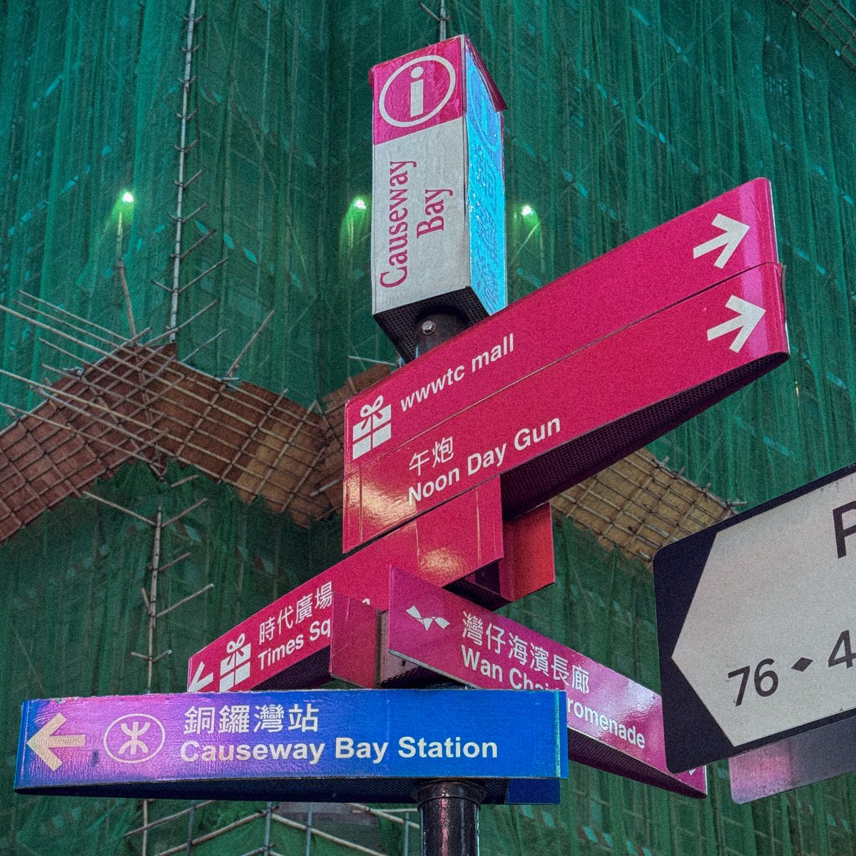 LRframes's tweet photo. 香港的維多利亞公園和銅鑼灣地鐵站
聽說曾經這裡是每年六四期間會聚集點亮燭光默哀的地方
可惜自從武漢肺炎和國安法出臺後就越發嚴格，再也見不到燭光集會反而被紅色宣傳的“家鄉市集”替代
但是任然能看到零星不滿現狀的人們，自發牽起手，悄悄亮著手機的手電筒在追求正義 https://t.co/q9tu48j9kT