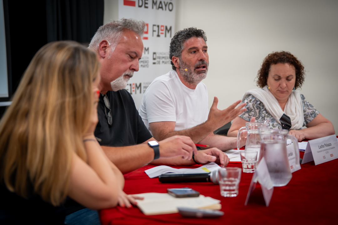 FSCdeCCOO's tweet photo. @fundacion1mayo @PalazzoLucho 🗣️ Lucho Palazzo: «El progresivo deterioro de los servicios públicos está relacionado con la estrategia de denostar los pilares que sujetan la democracia. No es casual y desagrega a la gente de una lucha común». https://t.co/BKaPpn0i6E