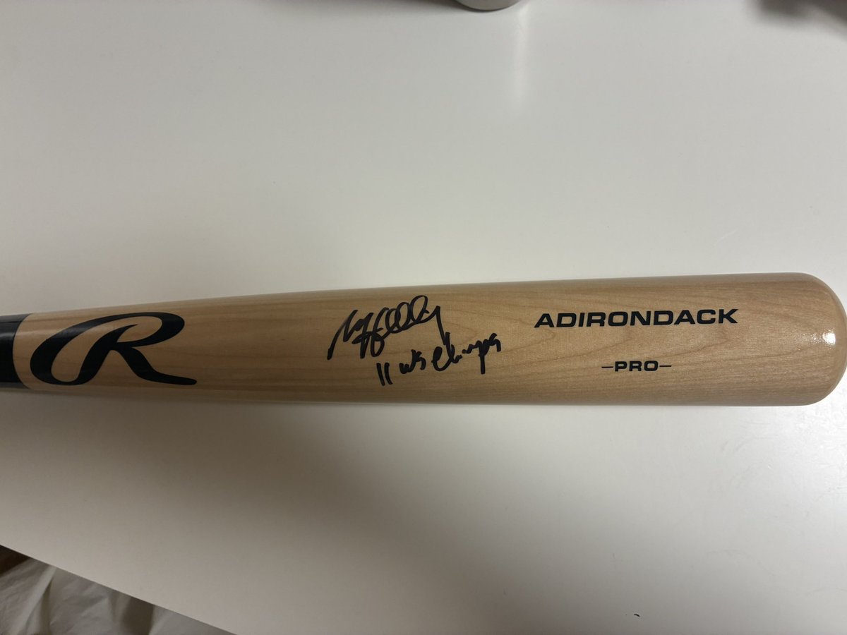 GURIMUPEROSU's tweet photo. UNDER WRAPS SERIES 2026 MB BATS VOL.1 欲しいなぁ　でも、

2026 Bowman Baseballも欲しいなぁ、

2025 Bowman draftめっちゃ集めたから、

イーサンホリデーのカード欲しいなぁ〜
あーどーしよーかなぁ〜
でもバットの方が数少なそうやなぁ〜

よし！バットにしよ！　パカっ

パパ〜ぁぁ🤗 https://t.co/osdvQPzZTY