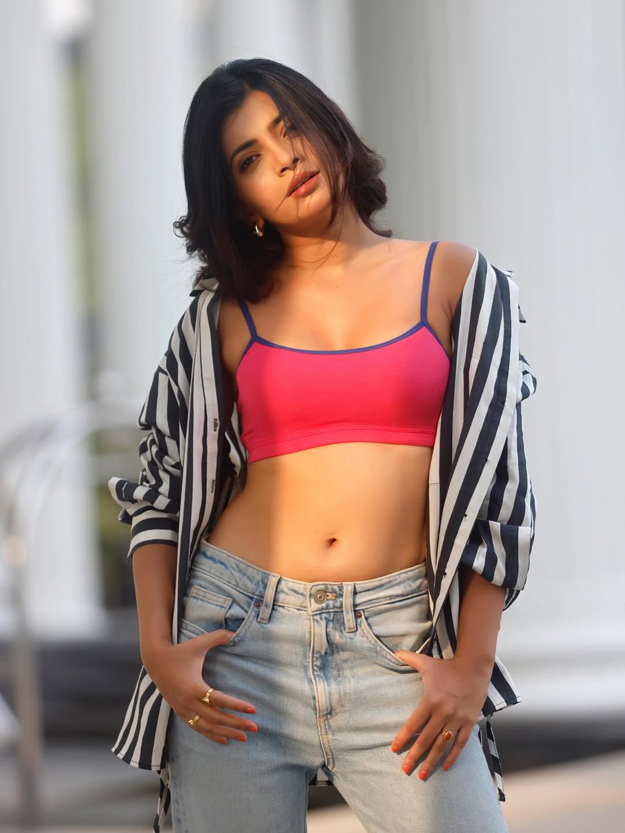 Jeni__Vijay's tweet photo. Insta beauty ruchira_rj  some looks don't need a filter 🖤🤍❤️🩵 https://t.co/j3OANvAJJO