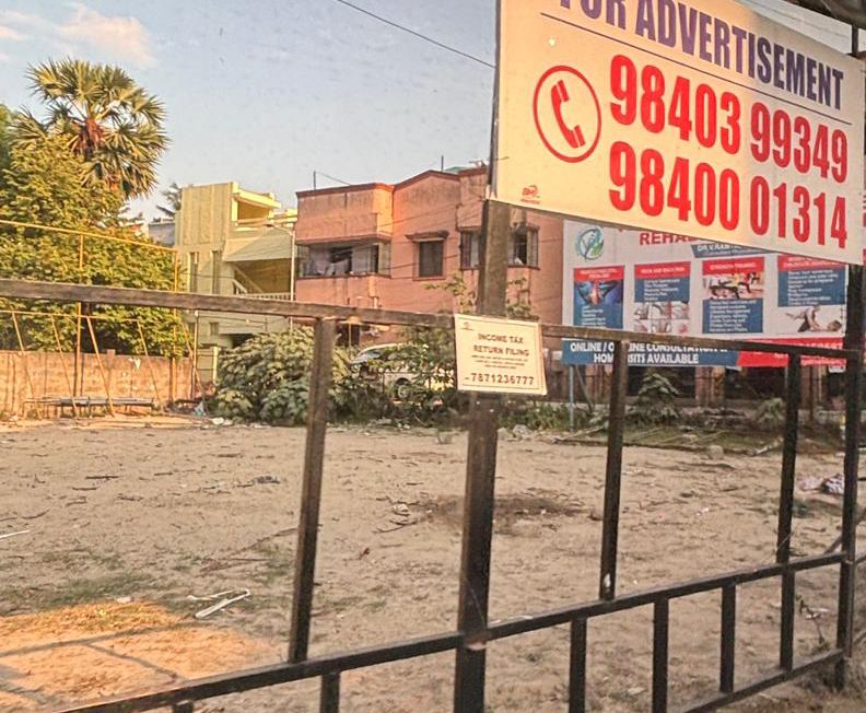 memetech's tweet photo. #chennaicorp Sir, At manapakkam MG salai  Chennai 600125 there were banners on road fixed for more than a year without getting permissions from concern officers and not obeying Honourable Madras HC also distrupts traffic and public  .. Could you please remove those banners https://t.co/FYdzhk0HQO