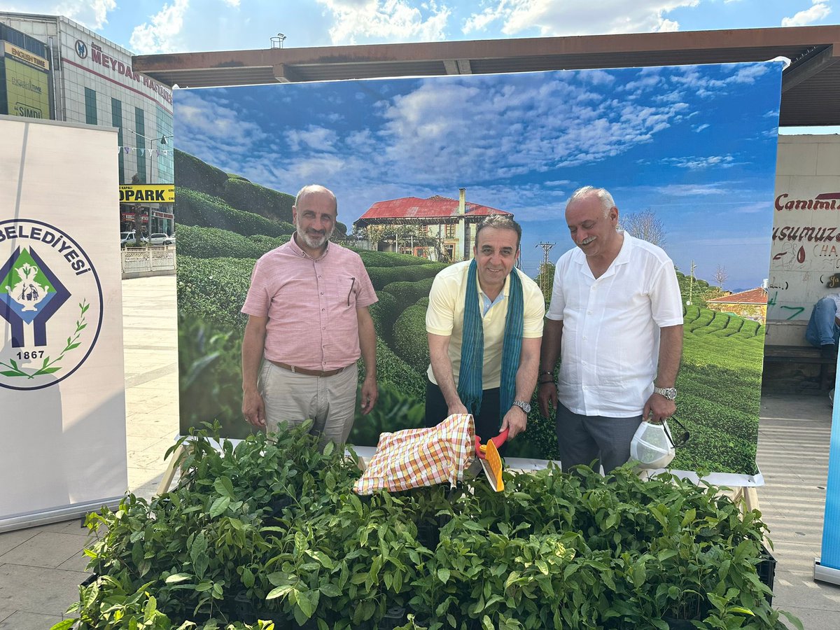 shartavioglu's tweet photo. Türkiye’nin en çok çay üreten şehri Rize ile kadim medeniyetlerin buluşma noktası Şanlıurfa arasında gönül ve lezzet köprüsü kuruldu.

Şanlıurfa’da gerçekleştirilen etkinlikte çayın yolculuğunu birlikte keşfettik; Rize’nin bereketini Şanlıurfa’nın misafirperverliği ve kadim kültürüyle buluşturan Rize Belediye Başkan yardımcısı Sayın Dr. Abdülkadir Öksüz, Rize Kent Konseyi Başkanı Sayın Murat Yazcıyı ve yönetim kurulunu  Rabia Meydanındaki etkinlik alanında ziyaret ettik. 

Etkinlik boyunca çayın etrafında kurulan samimi sohbetler, iki şehrin kültürel zenginliklerini bir araya getirirken dostluk ve kardeşlik bağlarını da güçlendirdi.

Rize’den Şanlıurfa’ya uzanan bu anlamlı buluşmanın gerçekleşmesine katkı sunan herkese teşekkür ediyor, kültürler arasında kurulan bu güzel köprünün uzun yıllar devam etmesini diliyoruz.

@KentKonseyiRize @rizebelediye
