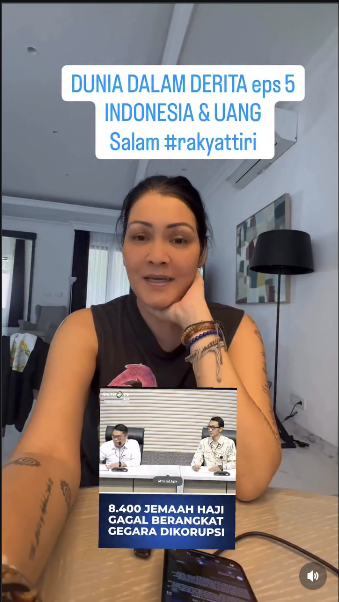 Stakof's tweet photo. Bahagia rasanya melihat video-video kepulangan jamaah Haji Indonesia (kecuali Dadan yang pulang cepat tapi langsung ditangkap karena korupsi). Tiba-tiba ada video Melanie Subono (mungkin ini gara-gara algoritma, ya).

"Gara-gara Gus Yaqut mengubah kuota haji tambahan jadi 50:50, ada 8.400 jamaah haji yang tidak jadi berangkat." Itu yang dibilang Melanie Subono.

Dari mana angka itu? Bisa saya tebak: selisih antara 213.320 dan 221.720 = 8.400.

Saya runut dari awal.

Pertama: awalnya kuota haji Indonesia yang berangkat tahun 2024 itu 221.000 jemaah, sesuai keputusan tanggal 15 November 2023.

Kedua, Pak Jokowi melobi Putra Mahkota Saudi, Muhammad bin Salman, supaya mendapatkan kuota tambahan. Singkatnya, pada 8 Januari 2024 komitmen lisan itu diwujudkan menjadi MoU antara dua negara (Indonesia-KSA).

Ketiga, total jamaah haji yang berangkat di tahun itu, secara total, adalah 241.000 jemaah. Dengan kuota tambahan yang disepakati sebanyak: 20.000 jamaah.

Keempat, KPK memaksa kuota tambahan 20.000 itu harus dibagi 92:8, yaitu: 18.400 haji reguler, dan 1.600 haji khusus.

Nah, masalahnya di sini. Mina itu ada lima zona. Makin dekat Jamarat, makin mahal harganya. Indonesia ada di Zona: 1-2-3-4. Dan mayoritas haji reguler di Zona-4 (uangnya cukup di situ).

Pengalaman 2023, banyak jamaah haji Indonesia yang wafat karena berdesak-desakan. Di samping Mina tidak pernah meluas, secara kebetulan pada tahun 2024 ada pembangunan di sana.

Jika memaksa kuota tambahan sebanyak 18.400 tadi untuk haji reguler, maka mereka harus masuk di Zona-4 semua. Tentu saja ini bisa fatal karena makin gak muat.

Karena itulah Kemenag membaginya rata: 10.000 reguler, 10.000 khusus.

Sekarang, coba hitung. Versi KPK, reguler dapat 18.400. Versi Kemenag (setelah mengubah kuota), 10.000. Selisihnya: 18.400 dikurangi 10.000 = 8.400.

Itu dia. Angka 8.400 itu bukan kursi yang dicabut, melainkan jarak antara reguler versi 92:8 dikurangi reguler versi 50:50.

Jadi, angka 8.400 bukanlah jumlah jamaah yang di tahun 2024 sudah dapat tiket, lalu dicabut gara-gara perubahan kuota itu.

Bukan, Mbak Melanie.