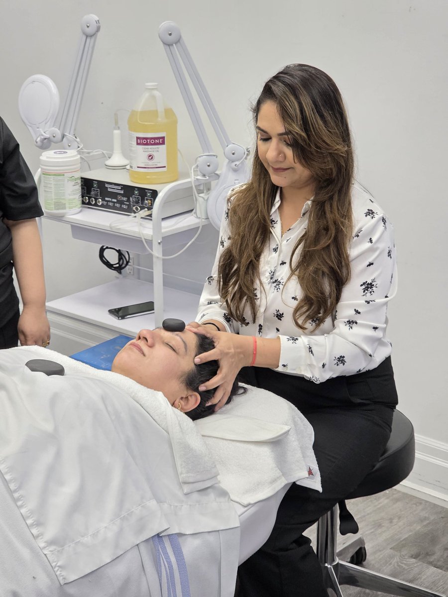 cimtcollege's tweet photo. Master the art of wellness and therapeutic body care with hands-on training at CIMT College’s Advanced Aesthetics Program.

Visit https://t.co/54x0SFTahM to apply 

#CIMTCollege #AdvancedAesthetics #BodyMassageTraining #HandsOnLearning #AestheticsProgram https://t.co/EzzLFh57nZ