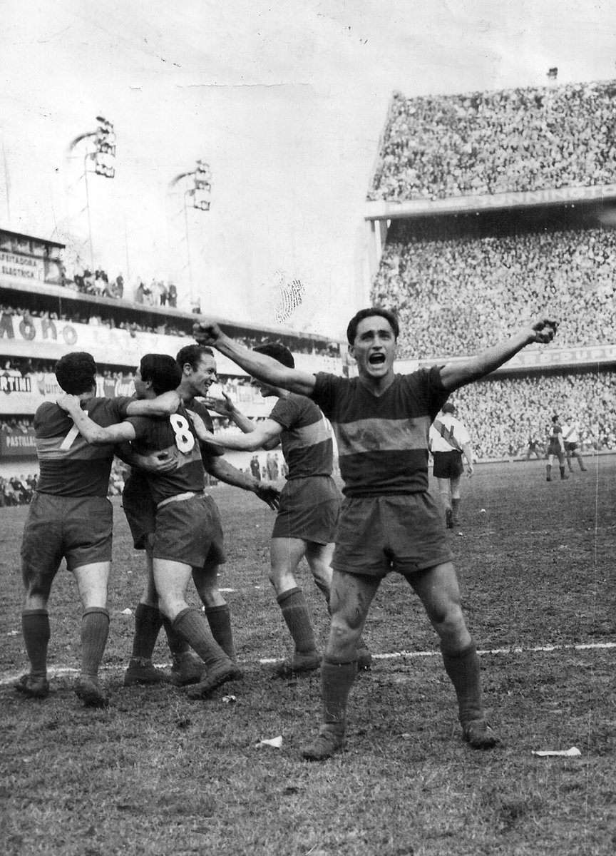 marce63guerrero's tweet photo. José Francisco Sanfilippo (1935-2026) era la debilidad del presidente Armando. Vino a Boca en 1963 y se fue en 1964, después de pegarle una piña al DT porque no lo ponía. Goleador tremendo, figura insoslayable en la gran historia del fútbol argentino.
📷Festejo en un 2-0 a River. https://t.co/nhTIoYcNZj