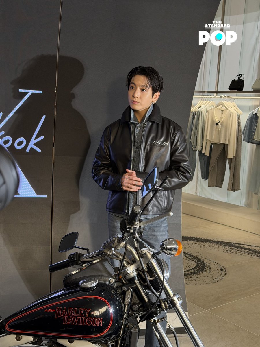 JungKook for  キャップ ブラック ショッパー ⟡ Fotos do Jungkook no evento da Calvin Klein na loja de Harajuku